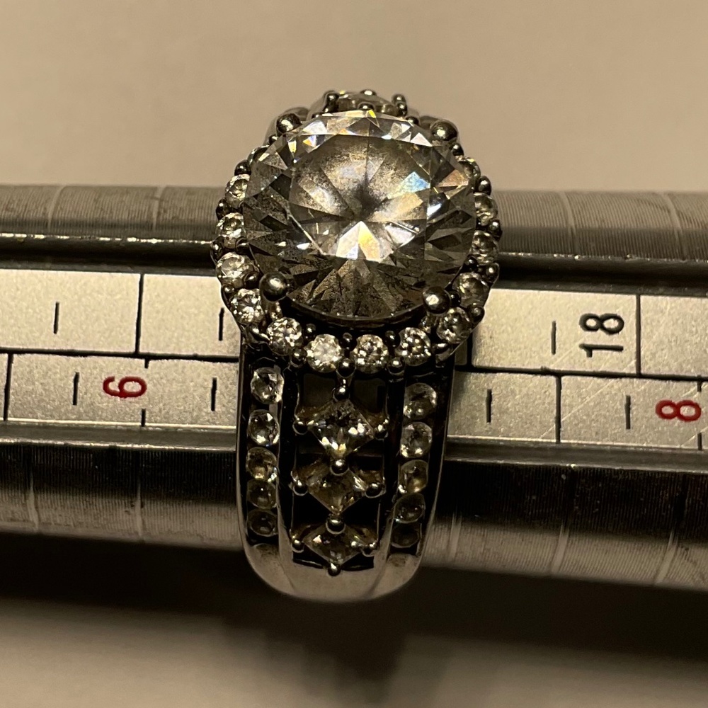 Sterling Silver Ring with a clear Stones Size 6.5